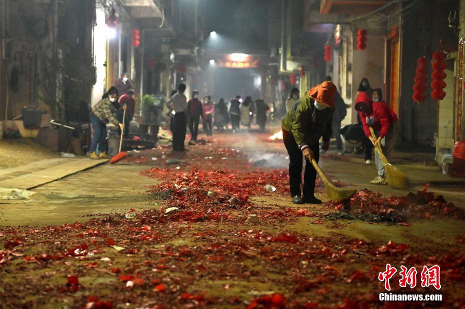 Guangxi: la danza del drago e i petardi danno il via al 