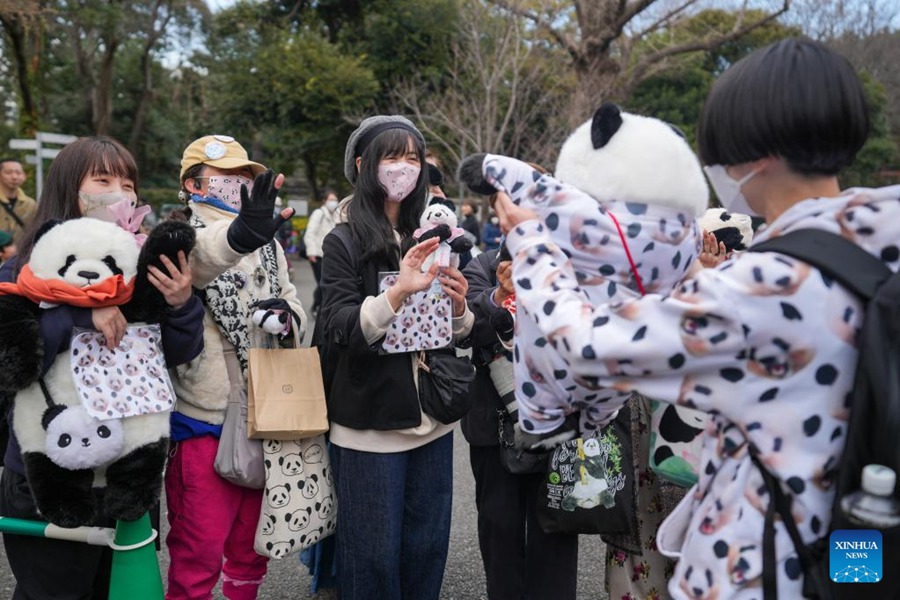 Tokyo: la popolazione dice addio all'amato panda gigante Xiang Xiang