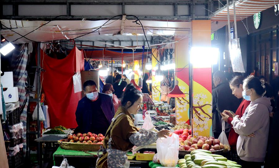 Shanghai: l'economia notturna illumina la città