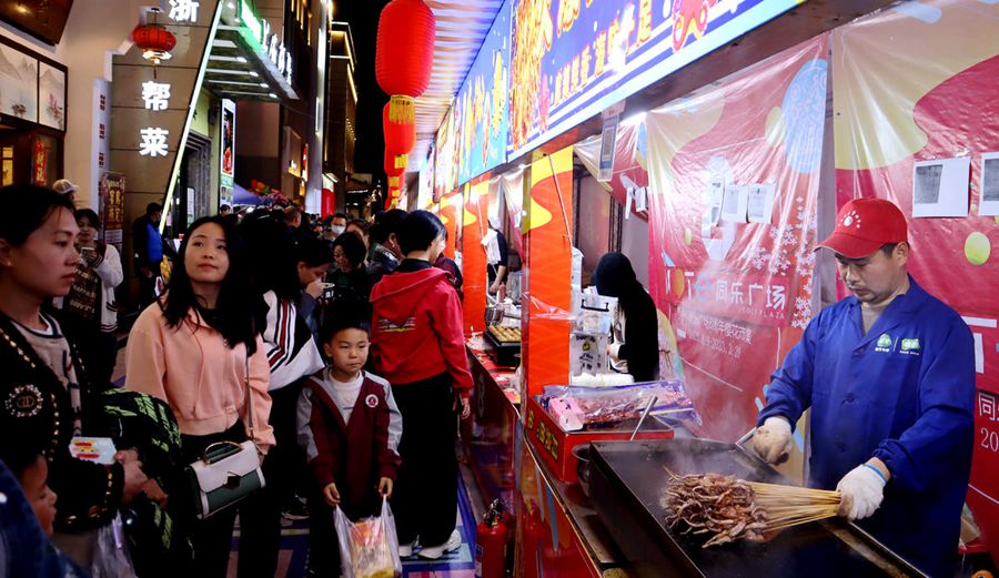 Shanghai: l'economia notturna illumina la città