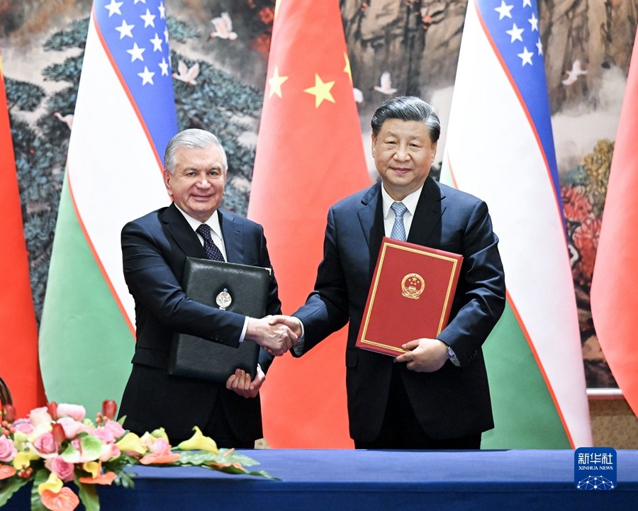 Cina-Uzbekistan: colloquio tra Xi Jinping e il presidente uzbeko, Shavkat Mirziyoyev