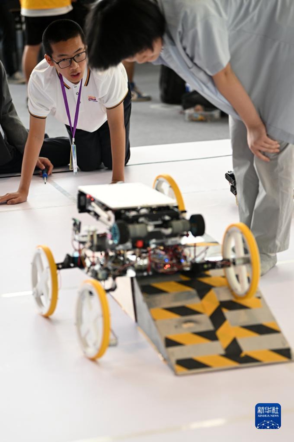 Tianjin: competizione di robot durante il 7° World Intelligence Congress