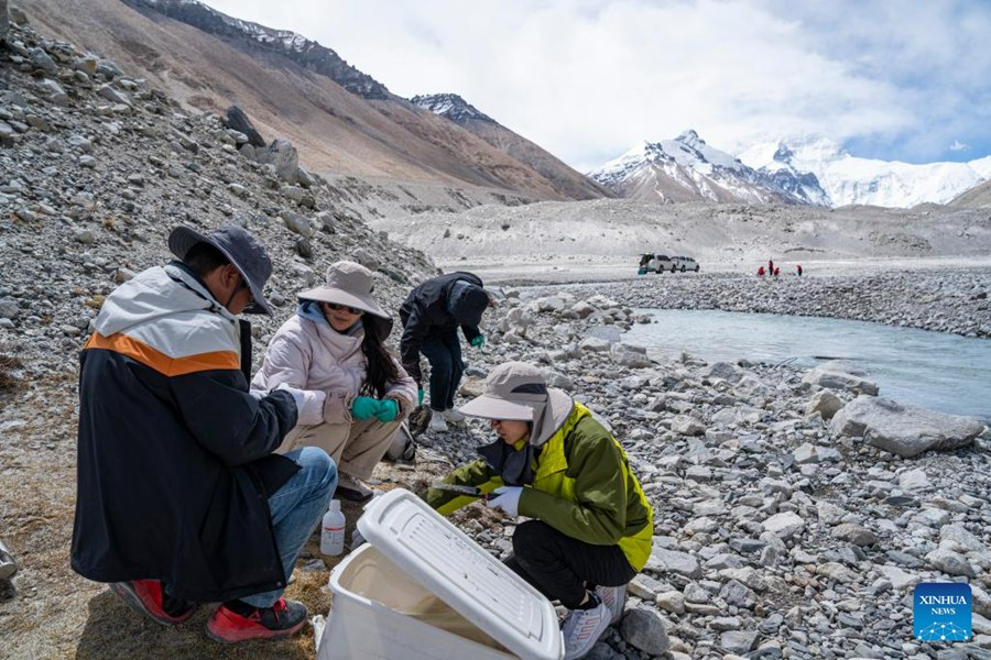 Scienziati conducono ricerche nella regione del Monte Qomolangma nella Cina sudoccidentale