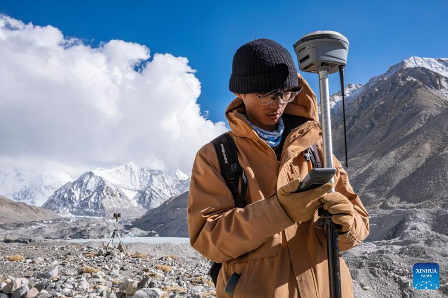 Scienziati conducono ricerche nella regione del Monte Qomolangma nella Cina sudoccidentale