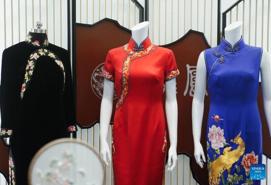 Cheongsam nel negozio Longfeng Cheongsam di Shanghai, nella Cina orientale. (30 maggio 2023 - Xinhua/Zhu Weixi)