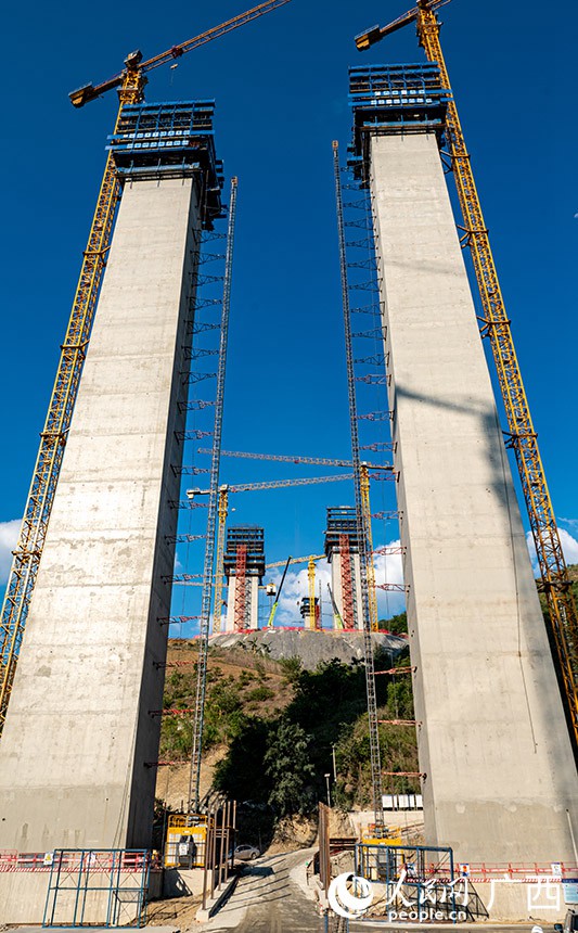 Guangxi: il pilone più alto del ponte Yachang entra in fase finale di costruzione