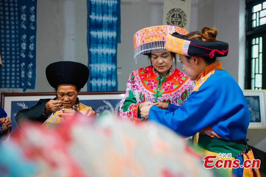 Le donne di etnia Miao preparano sacchetti profumanti per celebrare la Festa delle barche drago