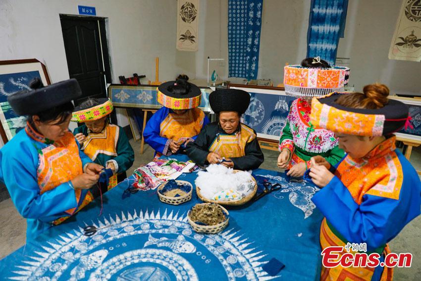 Le donne di etnia Miao preparano sacchetti profumanti per celebrare la Festa delle barche drago