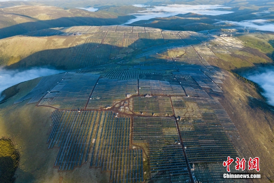 Mega centrale idroelettrica-fotovoltaica cinese entra in funzione