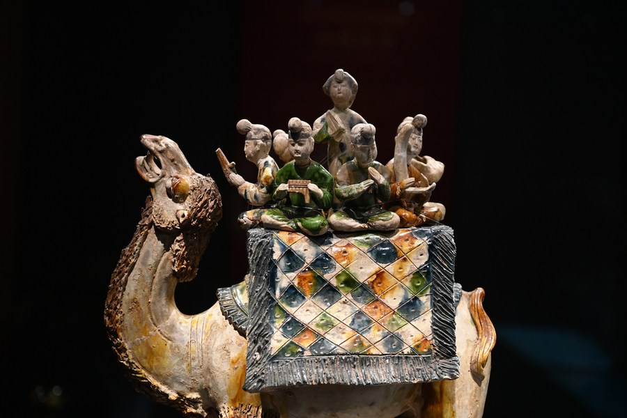 Statuetta tricolore della dinastia Tang (618-907) di musicisti a cavallo di cammelli al Museo di storia dello Shaanxi a Xi'an. (11 maggio 2023 - Xinhua/Li Yibo)