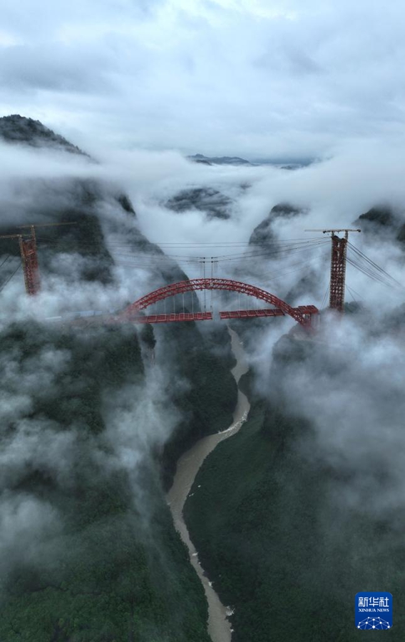 Hefeng, Hubei: prossima la posa delle travi d'acciaio del Grande Ponte sul fiume Loushui