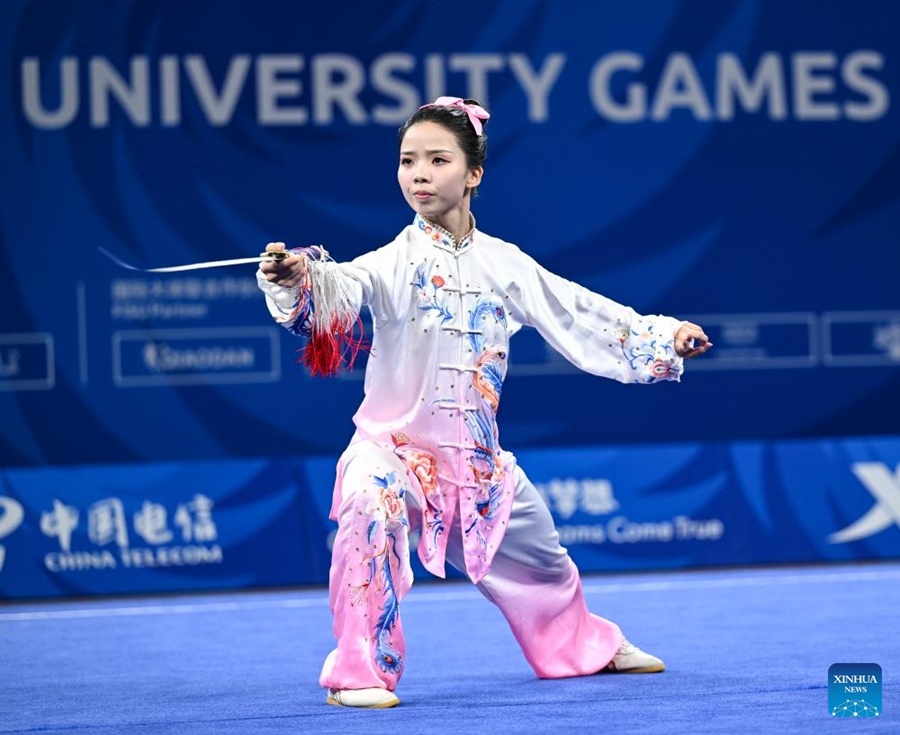 Chen Xiaoli, atleta cinese, durante la competizione femminile di Taijijian delle Universiadi di Chengdu. (30 luglio 2023 - Xinhua/Wang Xi)