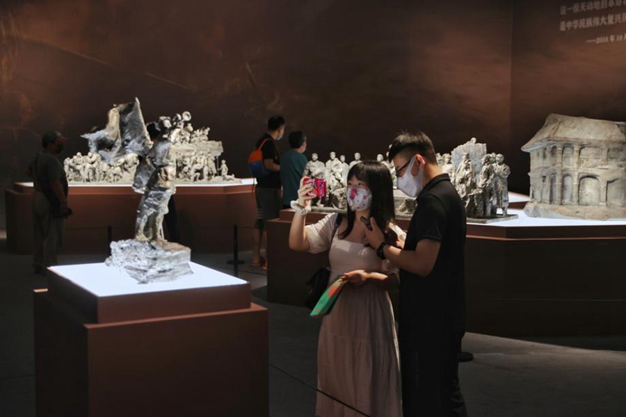 Una serie di sculture che onorano lo spirito della Lunga Marcia in mostra al National Art Museum of China. (Luglio 2023 - Jiang Dong/China Daily)