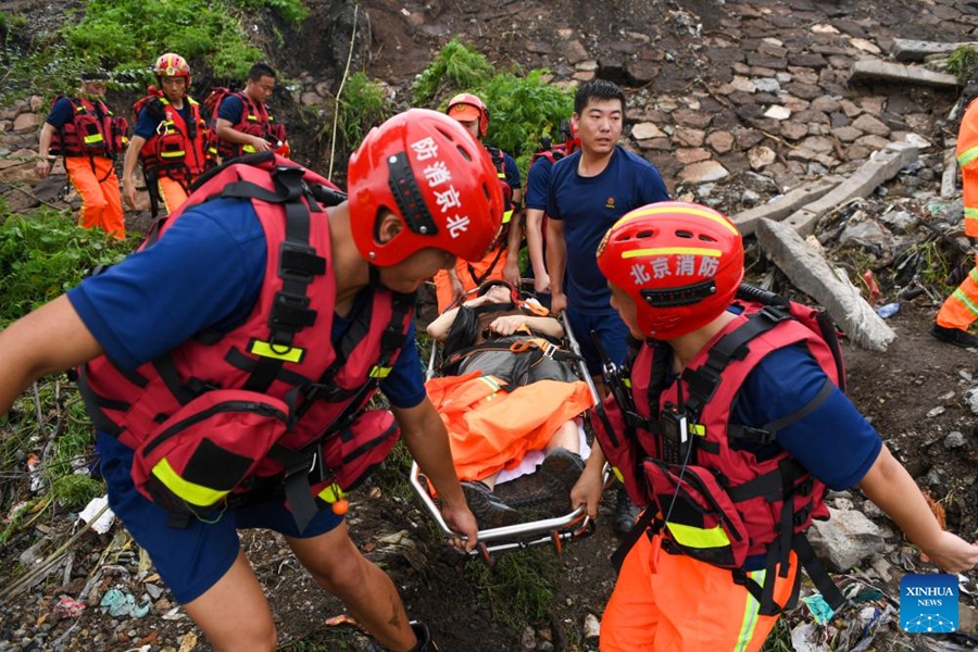 Soccorso in corso nei quartieri colpiti dalle inondazioni di Beijing