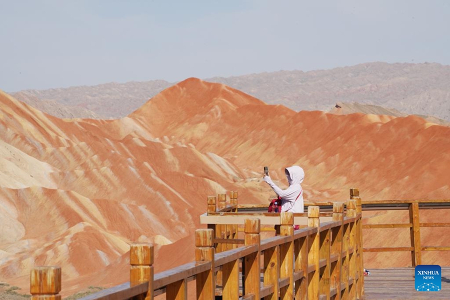 Gansu: il Parco geologico nazionale di Danxia attrae turisti con un paesaggio unico