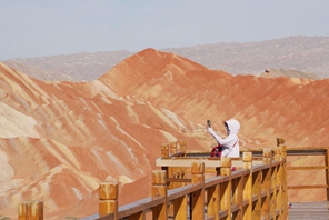 Gansu: il Parco geologico nazionale di Danxia attrae turisti con un paesaggio unico