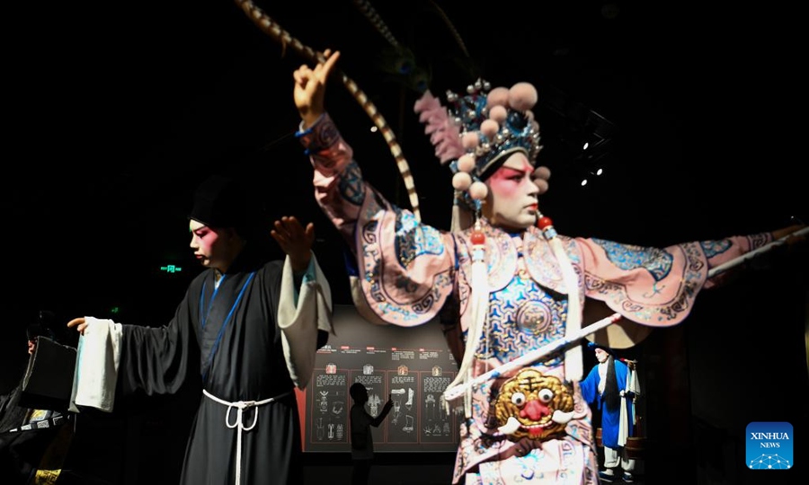 Un turista visita il museo d'arte dell'opera Qinqiang, della città di Xi'an, provincia dello Shaanxi. (8 agosto 2023 – Xinhua/Zou Jingyi)