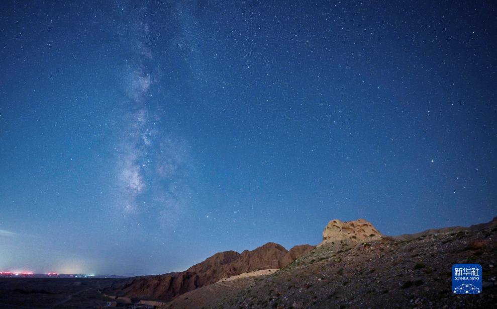 Uno scintillante cielo stellato sopra la Grande Muraglia