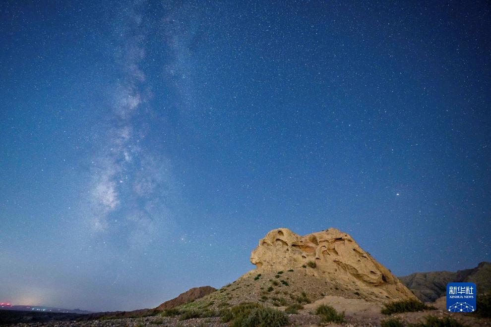 Uno scintillante cielo stellato sopra la Grande Muraglia