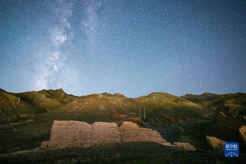 Uno scintillante cielo stellato sopra la Grande Muraglia