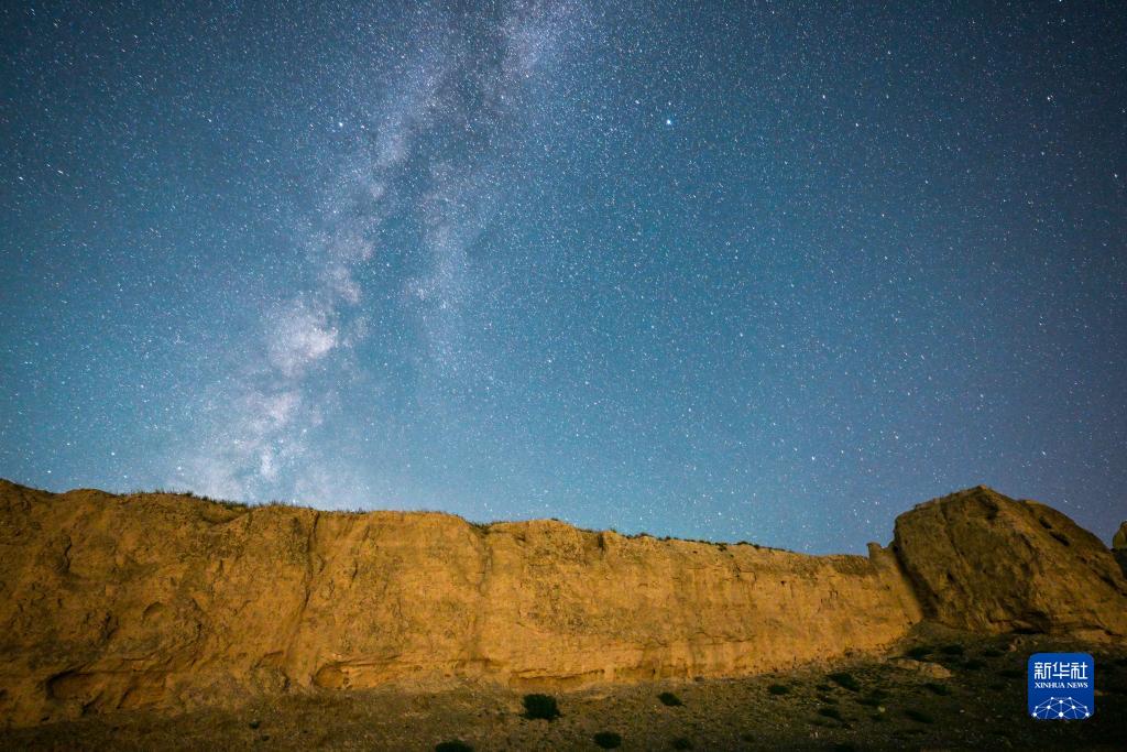 Uno scintillante cielo stellato sopra la Grande Muraglia