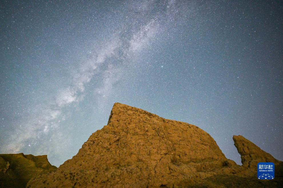 Uno scintillante cielo stellato sopra la Grande Muraglia