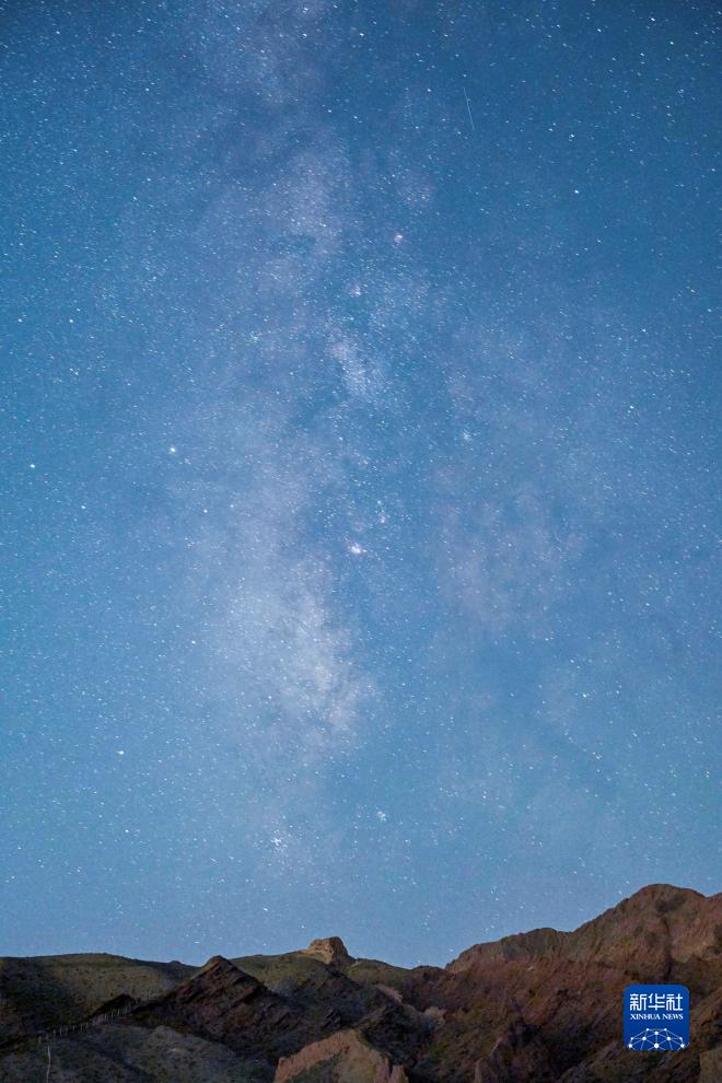 Uno scintillante cielo stellato sopra la Grande Muraglia