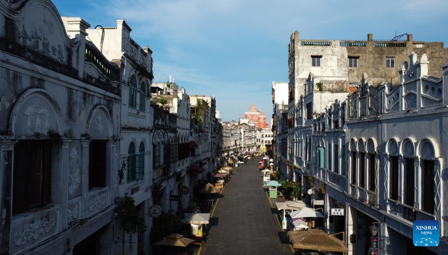  Vista della vecchia strada nella zona che ospita i Qilou a Haikou, nella provincia di Hainan, nel sud della Cina. (26 agosto 2023 - Xinhua/Yang Guanyu)