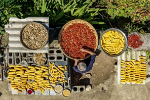 Qianxi, Guizhou: gli agricoltori mettono il raccolto a essiccare