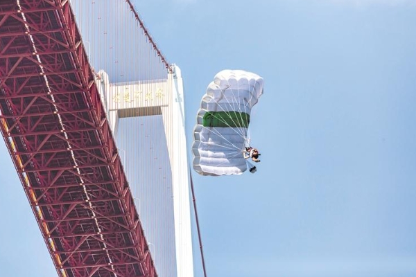 Atleti fanno base jumping dal Ponte Balinghe. (Foto/Guizhou Daily)