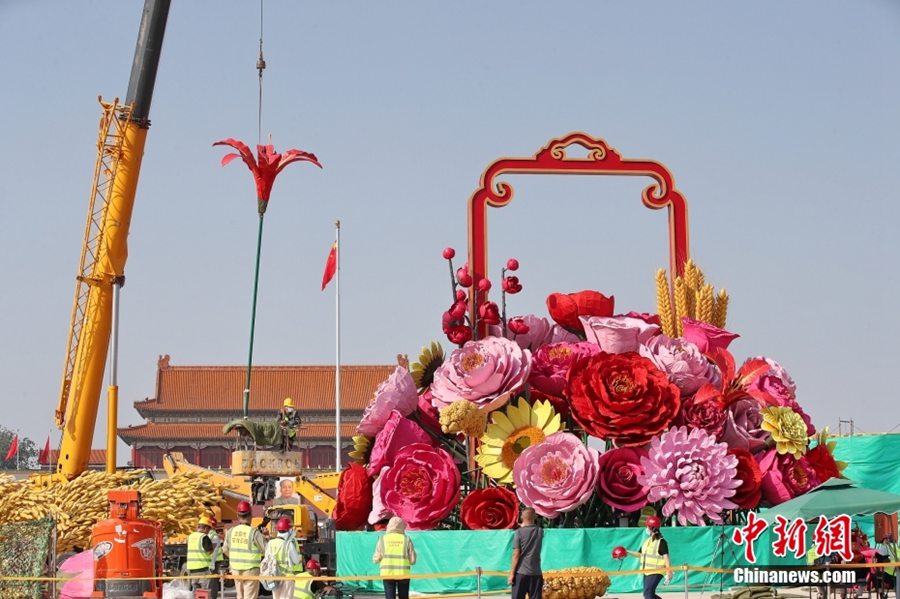 Decorazioni floreali per Piazza Tian'anmen e Viale Chang'an in vista della Festa Nazionale