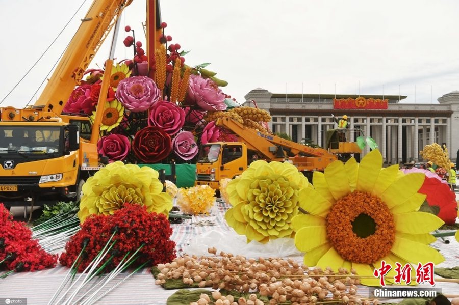 Decorazioni floreali per Piazza Tian'anmen e Viale Chang'an in vista della Festa Nazionale