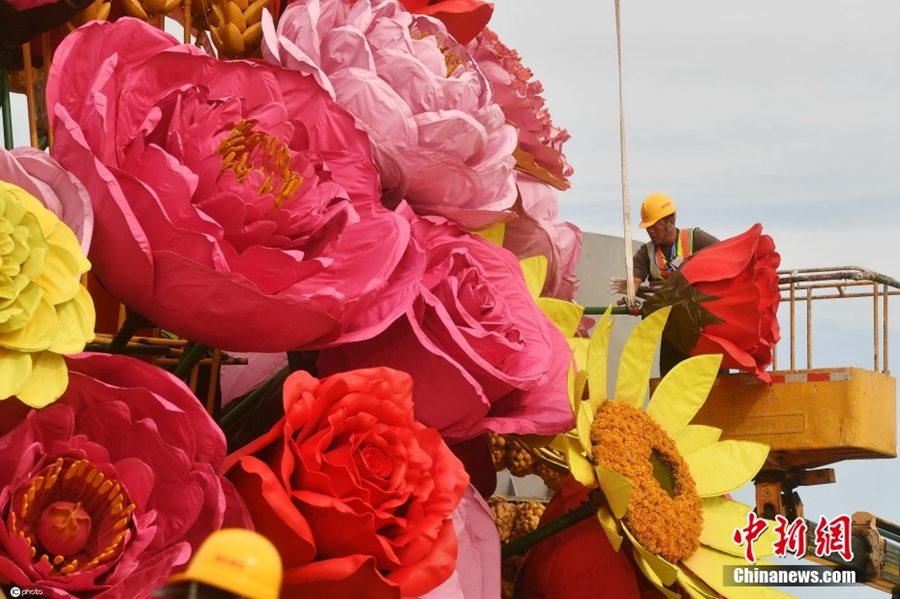 Decorazioni floreali per Piazza Tian'anmen e Viale Chang'an in vista della Festa Nazionale