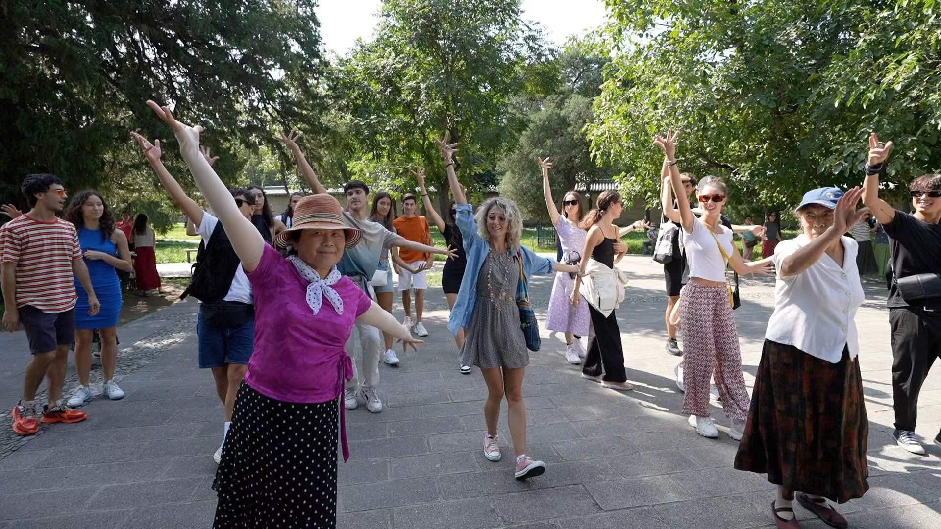 Danzare dalla punta dei piedi al cuore per l'amicizia