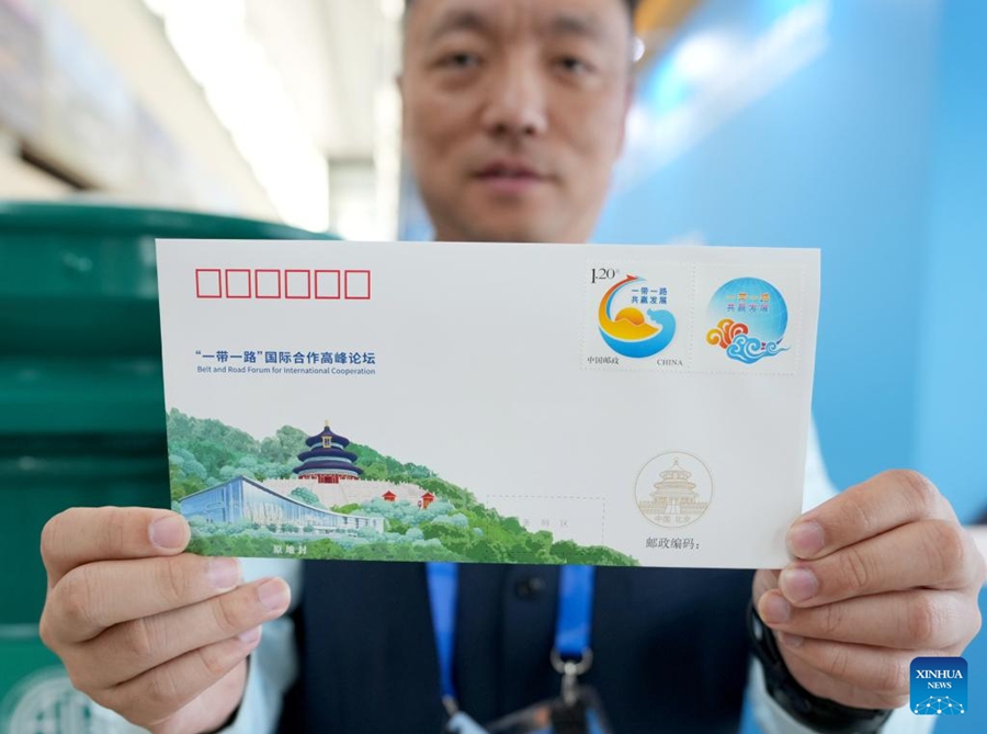 Un membro dello staff mostra una busta commemorativa del terzo Forum della Belt and Road per la Cooperazione Internazionale presso il China National Convention Center di Beijing, capitale della Cina. (16 ottobre 2023 - Xinhua/Wang Yuguo)