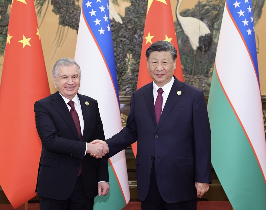 Xi Jinping incontra il presidente dell'Uzbekistan Shavkat Mirziyoyev