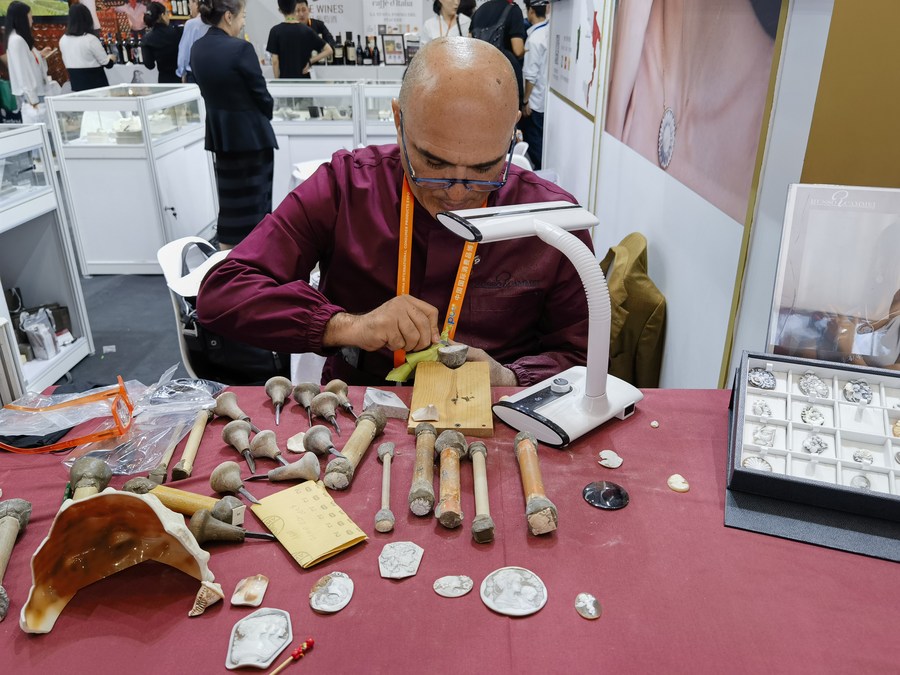 Artigiano italiano crea un  cammeo nel padiglione della Camera di Commercio Italiana in Cina alla terza China International Consumer Products Expo (CICPE) ad Haikou, capoluogo della provincia di Hainan, nel sud della Cina. (11 aprile 2023 - Xinhua/Zhou Huimin)