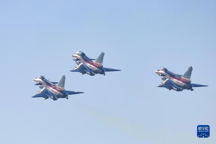 Squadra acrobatica Primo Agosto dell'Esercito Popolare di Liberazione cinese partita per la 18a edizione della Dubai Airshow