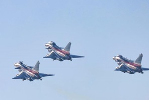 Squadra acrobatica Primo Agosto dell'Esercito Popolare di Liberazione cinese partita per la 18a edizione della Dubai Airshow