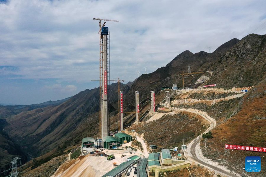 Completata la costruzione delle torri principali del ponte della Gola di Huajiang