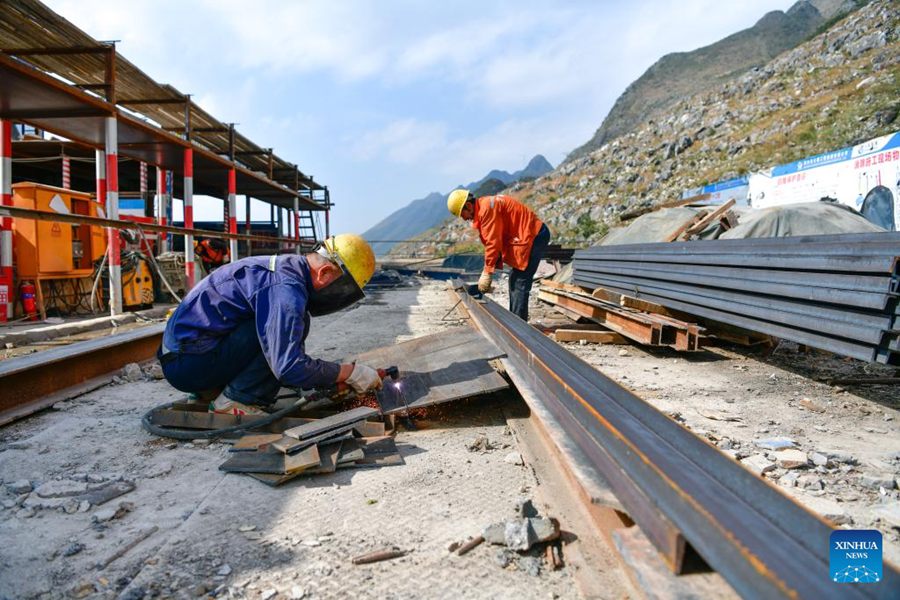 Completata la costruzione delle torri principali del ponte della Gola di Huajiang