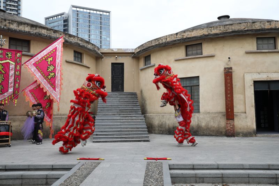 Reporter cinesi e stranieri visitano l'antica fiera Qingping di Shenzhen