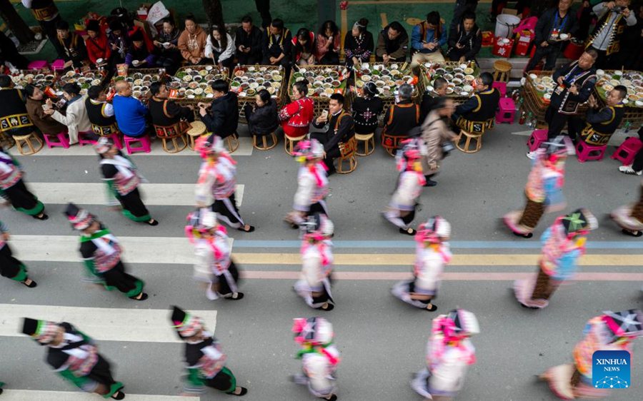 Yunnan, banchetto lungo la strada in occasione di un festival di turismo culturale