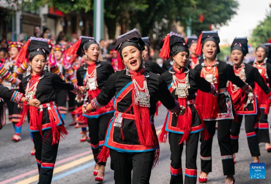 Yunnan, banchetto lungo la strada in occasione di un festival di turismo culturale