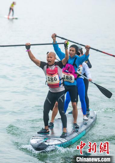 Chongqing: gara invernale di attraversamento del fiume Yangtze attira migliaia di partecipanti