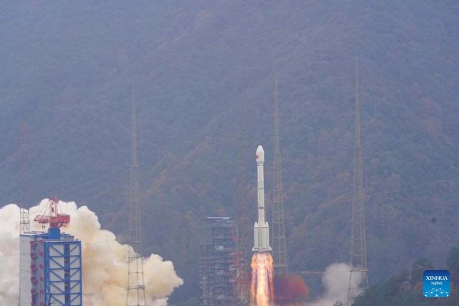 Un razzo vettore Long March-3B e il suo stadio superiore Yuanzheng-1 (Expedition-1), trasportanti due nuovi satelliti per il sistema satellitare di navigazione BeiDou-3 (BDS-3), decollano dal Centro di Lancio Satellitare Xichang, nella provincia del Sichuan. (26 dicembre 2023 - Qiu Lijun/Xinhua)