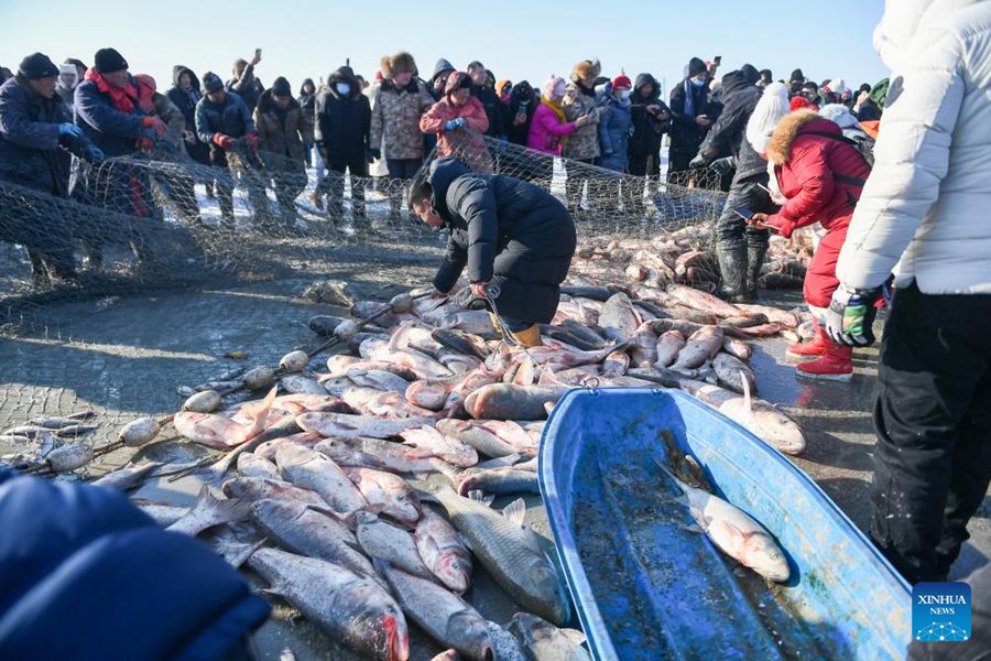 Festival invernale della pesca prende il via al lago Chagan, nel nord-est della Cina