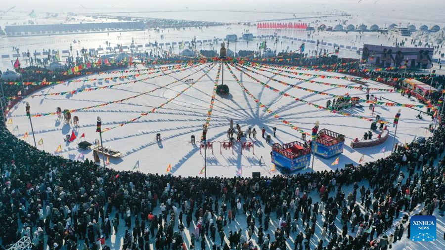 Festival invernale della pesca prende il via al lago Chagan, nel nord-est della Cina