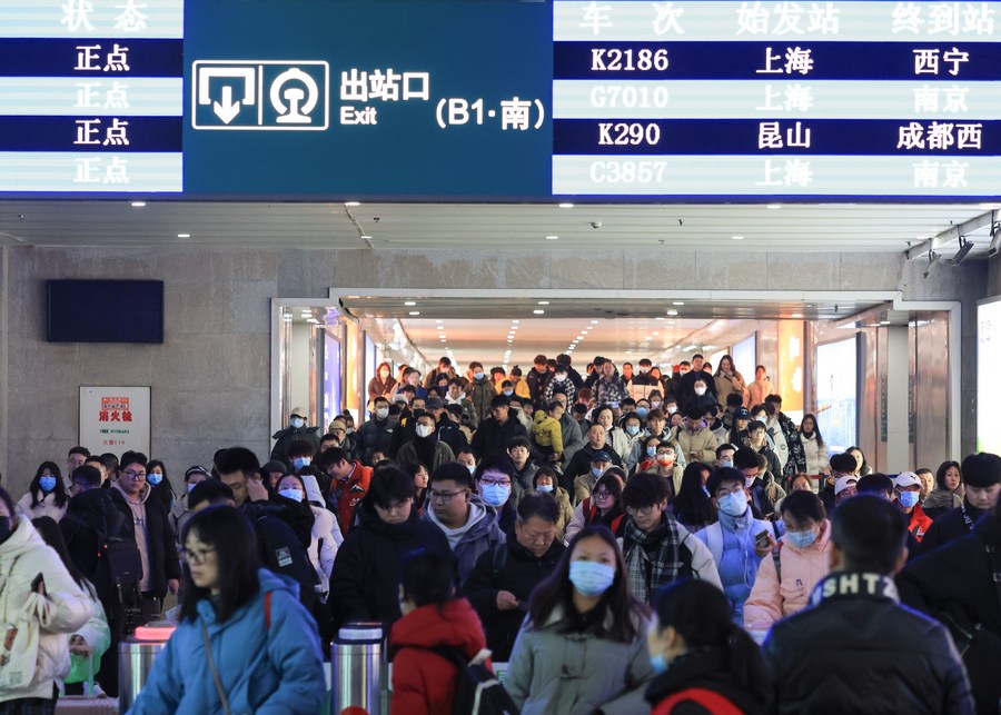 Viaggiatori all'uscita della stazione ferroviaria di Nanjing, nella provincia del Jiangsu, Cina orientale. (1 gennaio 2024 - Su Yang/Xinhua)