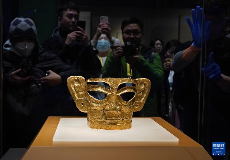 Reperti di Sanxingdui esposti nella mostra inaugurale del padiglione est del Museo di Shanghai